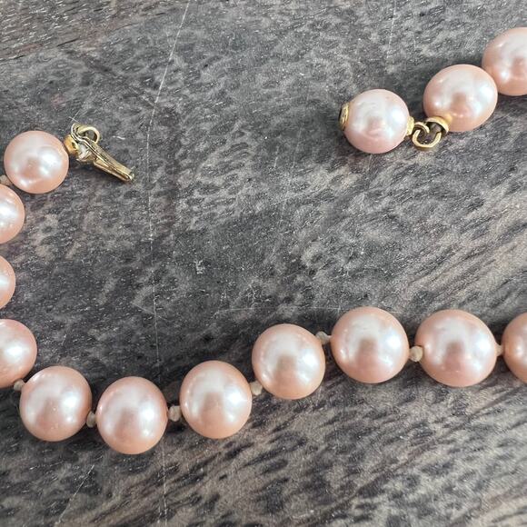 Vintage pale ballet pink pearl bracelet with gold tone clasp - Picture 5 of 8